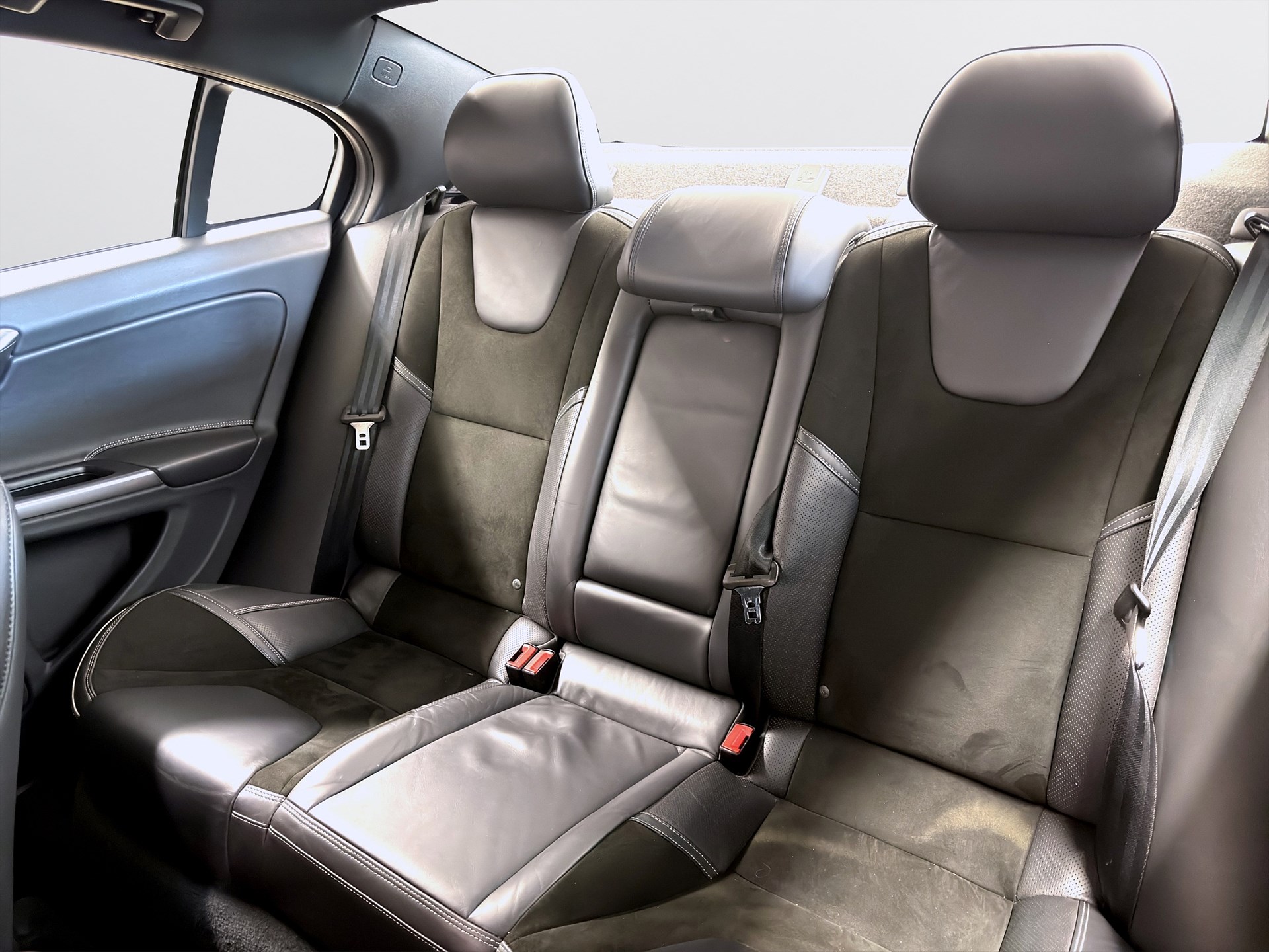 Volvo S60 T3 152hk Helg på Moberg! R-Design Värmare PDC