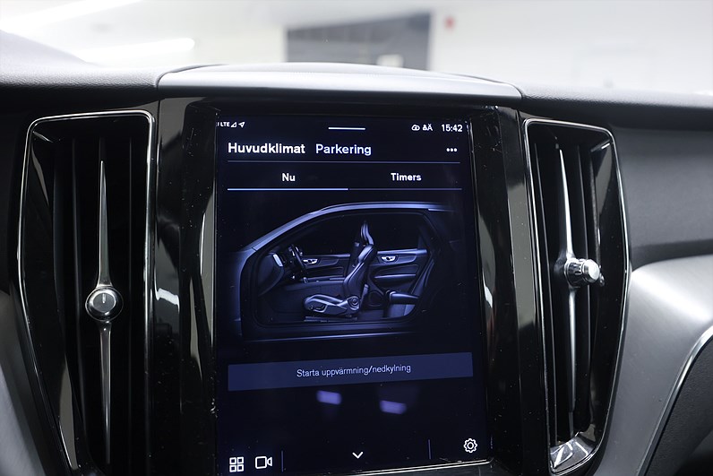 Volvo XC60 Recharge T6 AWD 350hk Core Pano Drag