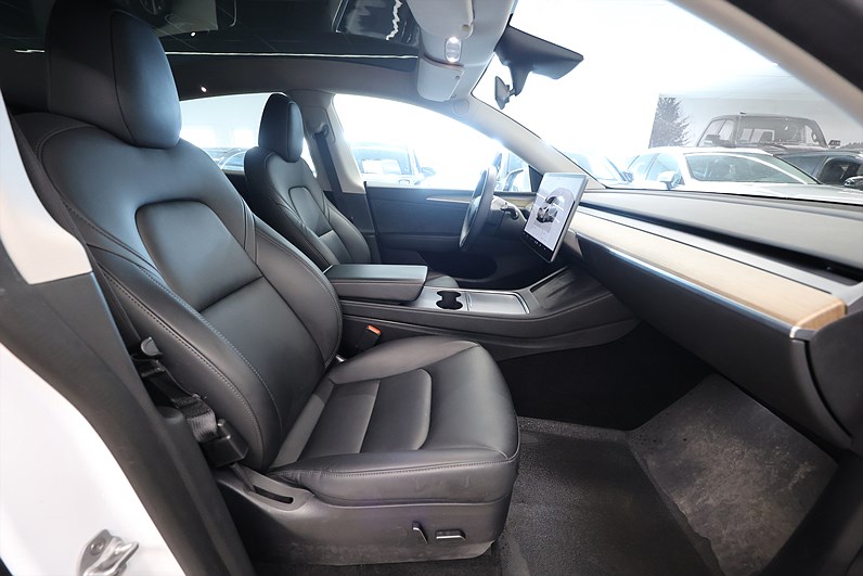 Tesla Model Y Standard Range 299hk Pano Läder Navi Drag B-Kamera