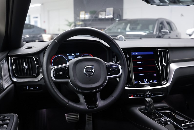 Volvo V60 Recharge T8 AWD 456hk R-Design B&W HUD Pano