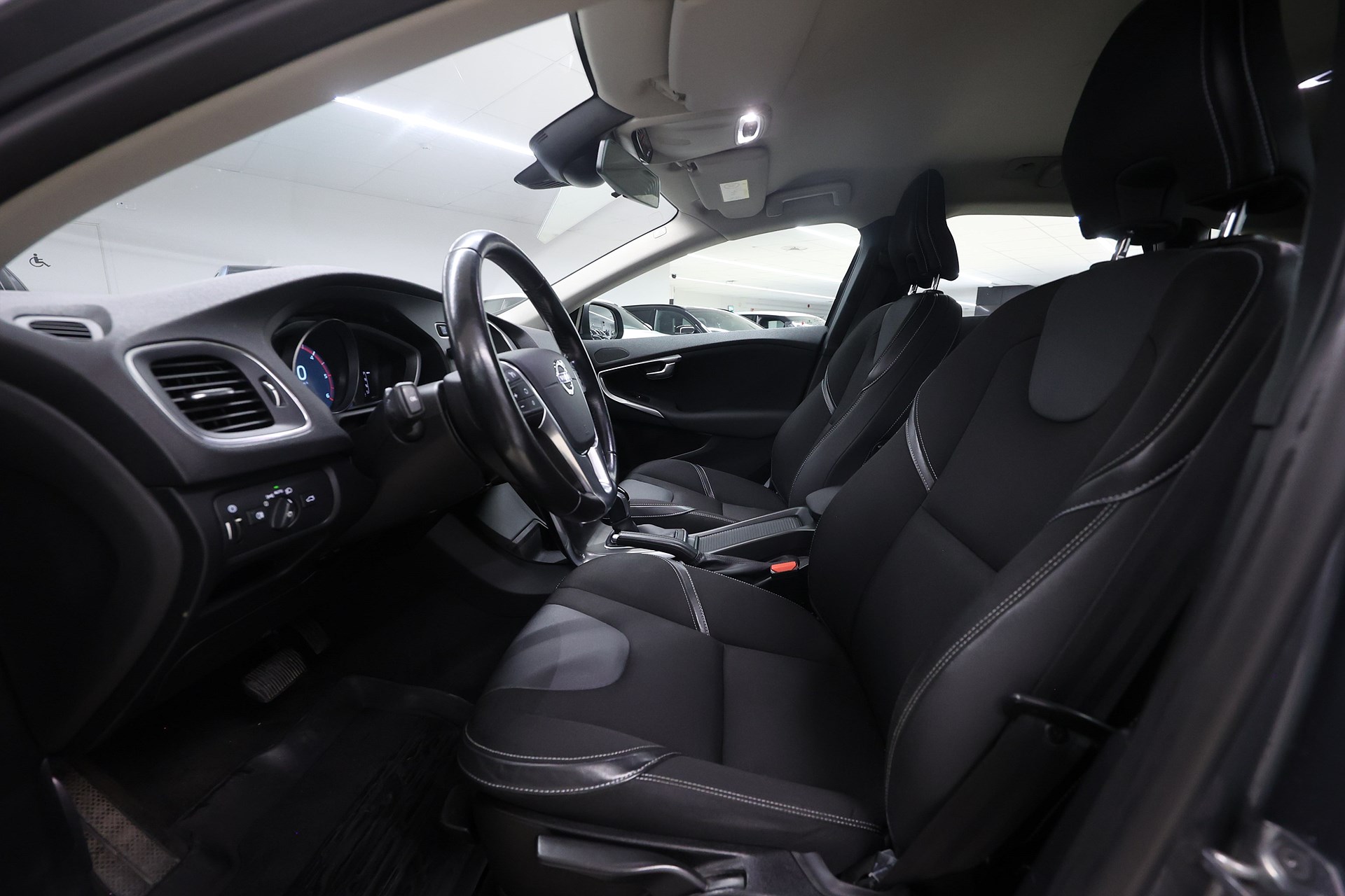 Volvo V40 D3 150hk *Hjulkampanj!* Momentum Drag Värmare