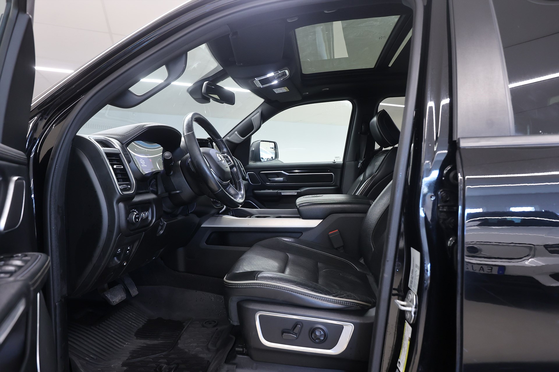 Dodge Ram 1500 Crew Cab 5.7 V8 HEMI 4x4 395hk Laramie LVL 2