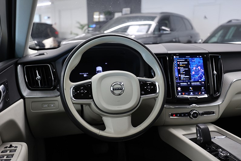 Volvo XC60 Recharge T6 AWD 350hk Core Pano Läder Värmare
