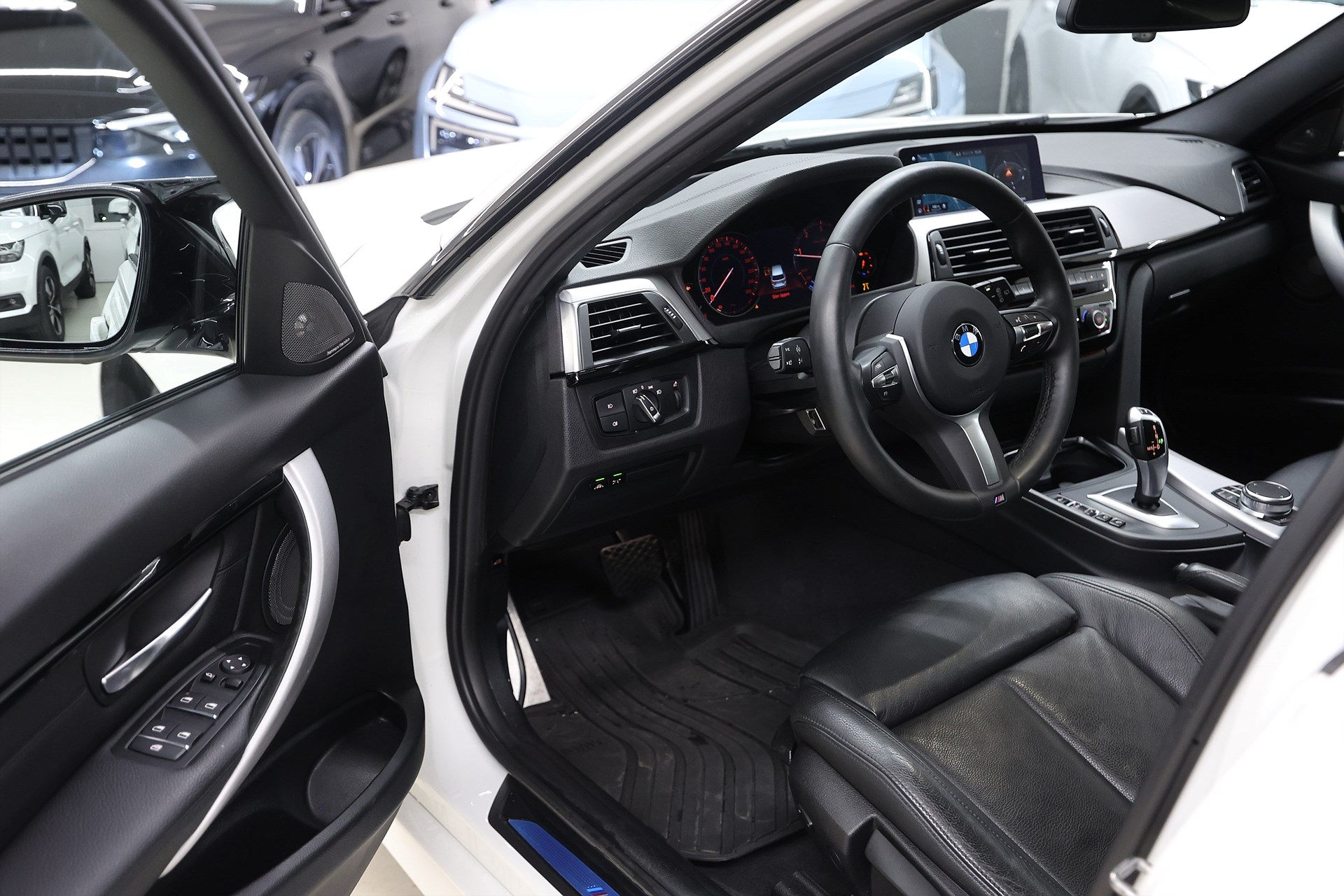 BMW 320d xDrive Touring 190hk *Hjulkampanj!* M Sport Pano HUD H/K Keyless Drag