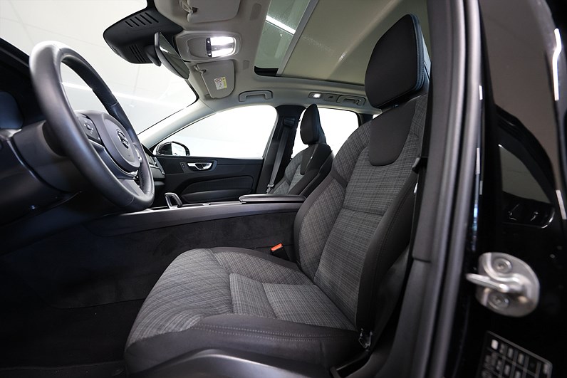 Volvo XC60 Recharge T6 AWD 350hk Core Edition Pano Drag Keyless MOMS