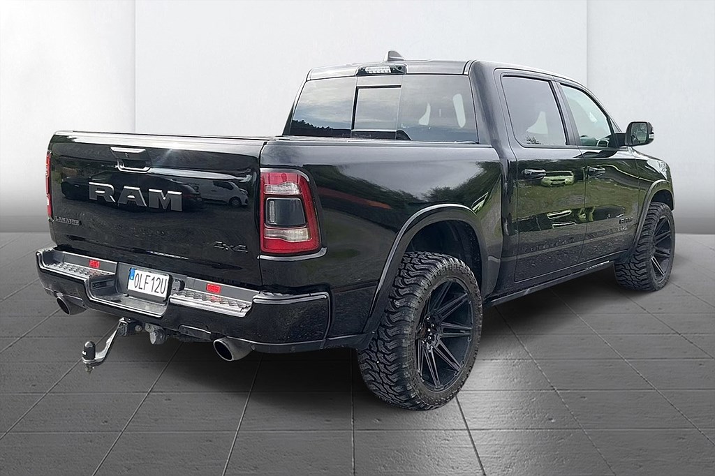 RAM 1500 Laramie Night Crew Cab 5.7 V8 HEMI 4x4 Drag 360° Skinn MOMS 395hk – bild 4 av 13