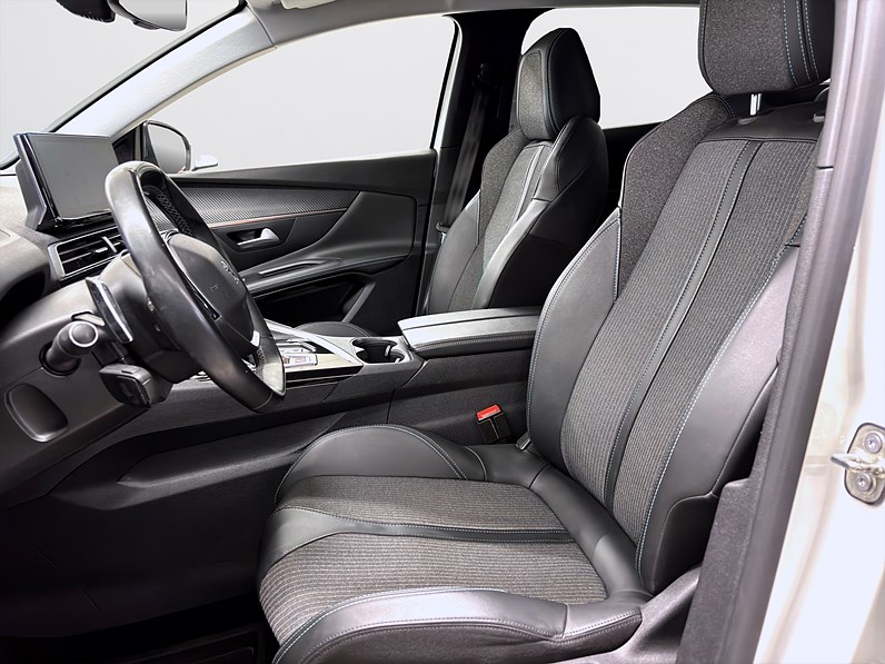 Peugeot 3008 HYBRID 225 EAT 224hk Allure Navi B-Kamera PDC