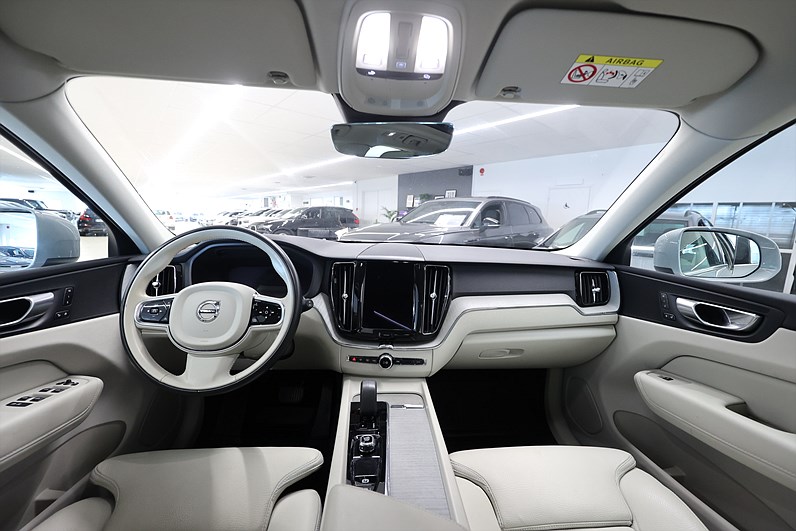 Volvo XC60 Recharge T6 AWD 350hk Core Pano Läder Värmare