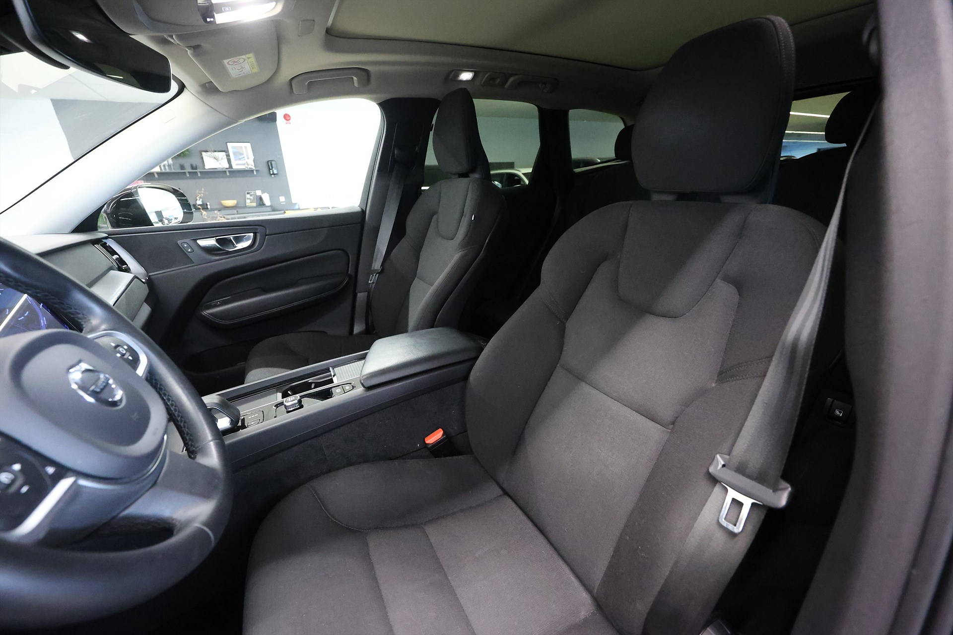 Volvo XC60 Recharge T6 AWD 340hk Momentum Pano Navi Drag