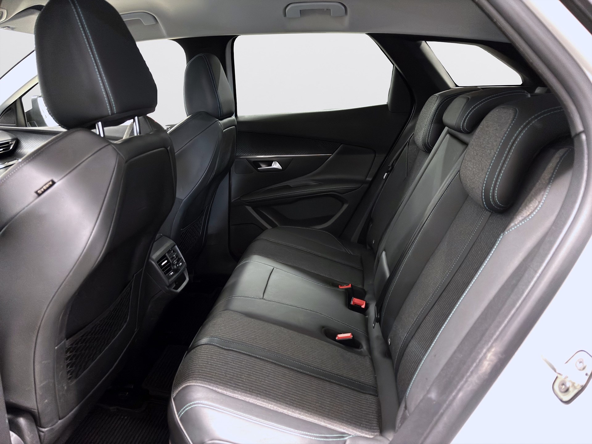 Peugeot 3008 HYBRID 225 EAT 224hk Allure Navi B-Kamera PDC