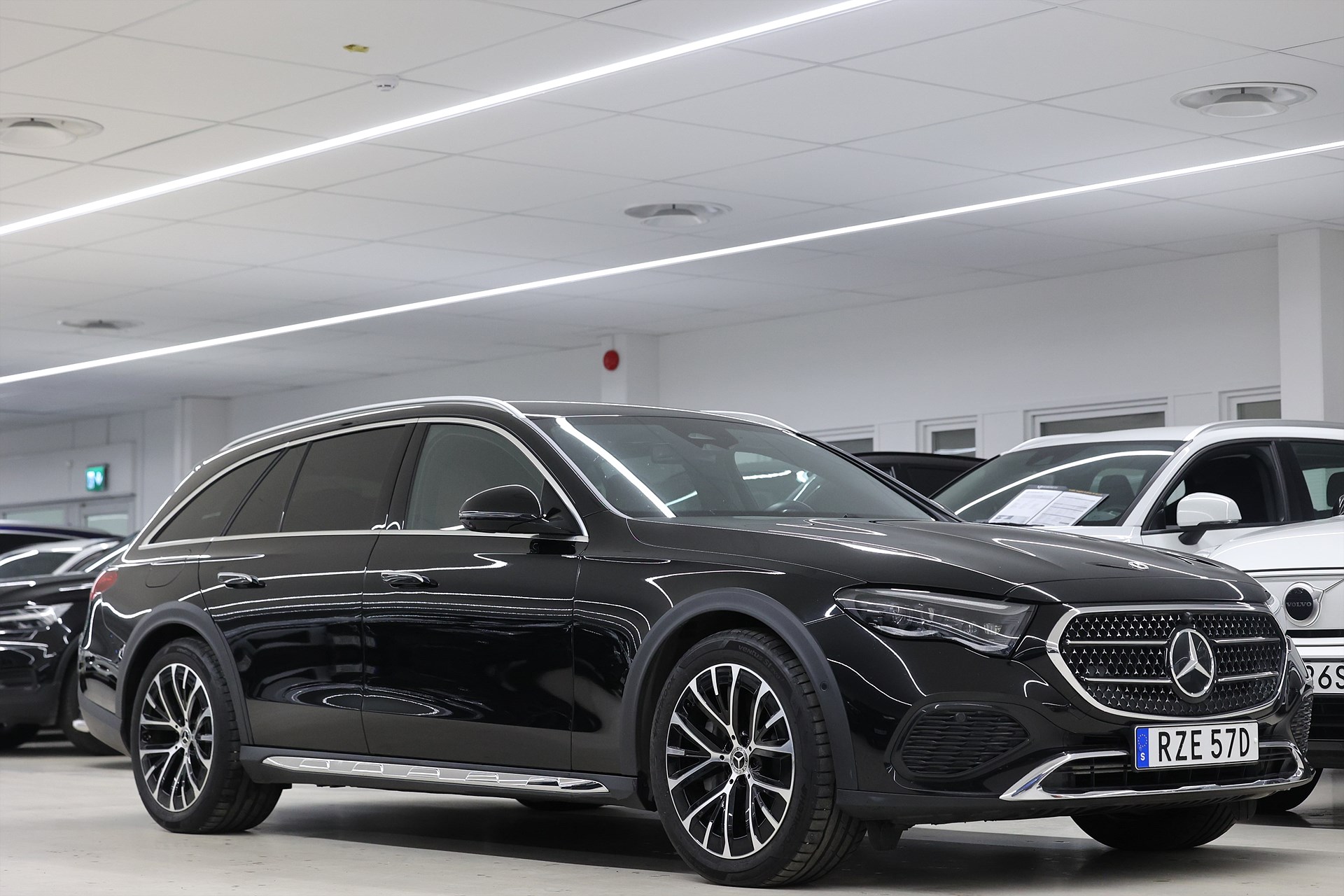 Mercedes-Benz E 300 d e 4MATIC All-terain 313hk *Hjulkampanj!* Hyperscreen SE SPEC