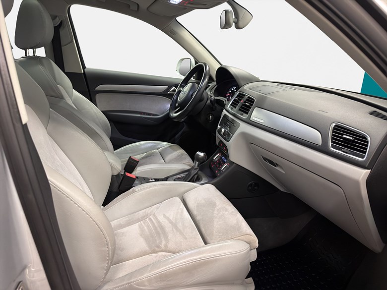 Audi Q3 2.0 TFSI quattro Panorama Navi Drag 2014, silver – bild 21 av 25, begagnad hos Niber i Järfälla