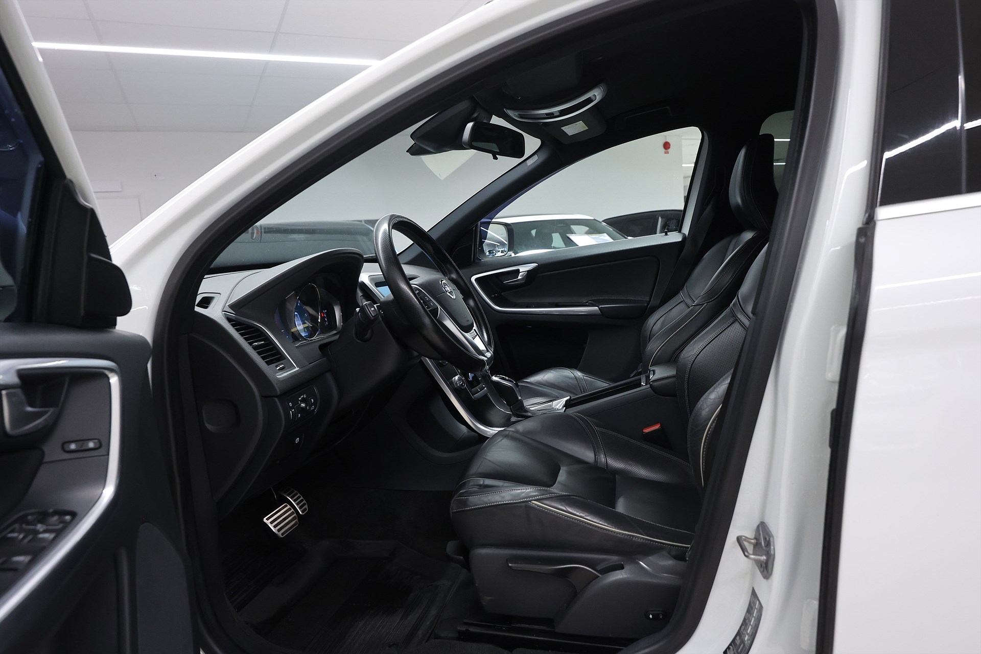 Volvo XC60 D4 190hk *Hjulkampanj!* R-Design Navi PDC Drag Värmare Drag