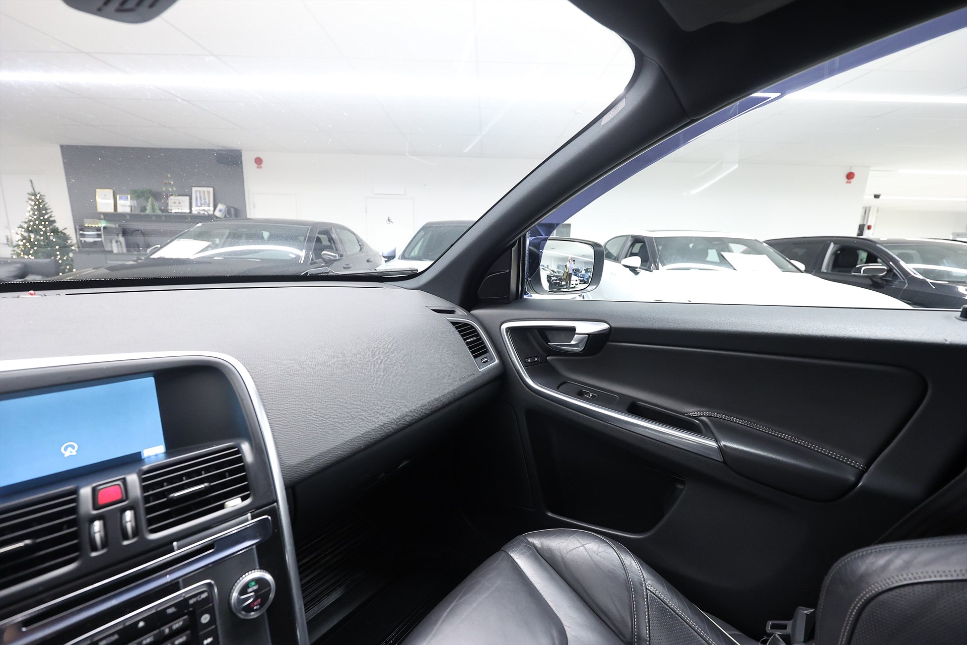 Volvo XC60 D4 190hk *Hjulkampanj!* R-Design Navi PDC Drag Värmare Drag