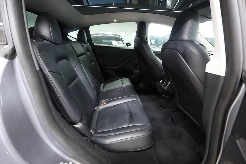 Tesla Model Y Long Range AWD 514hk Pano Navi Läder