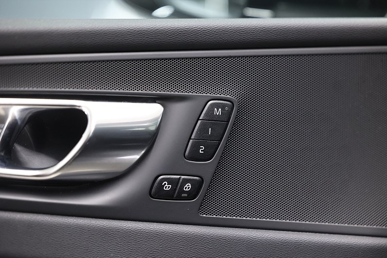 Volvo XC60 Recharge T6 AWD 350hk *Hjulkampanj!* Core Läder