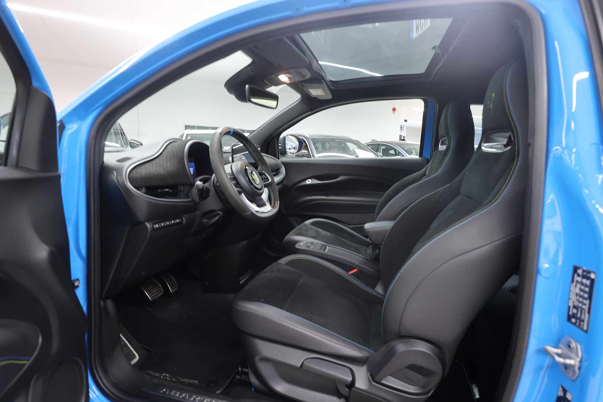 Abarth 500e 155hk *Kampanj!* Scorpionissma Alcantara JBL Pano