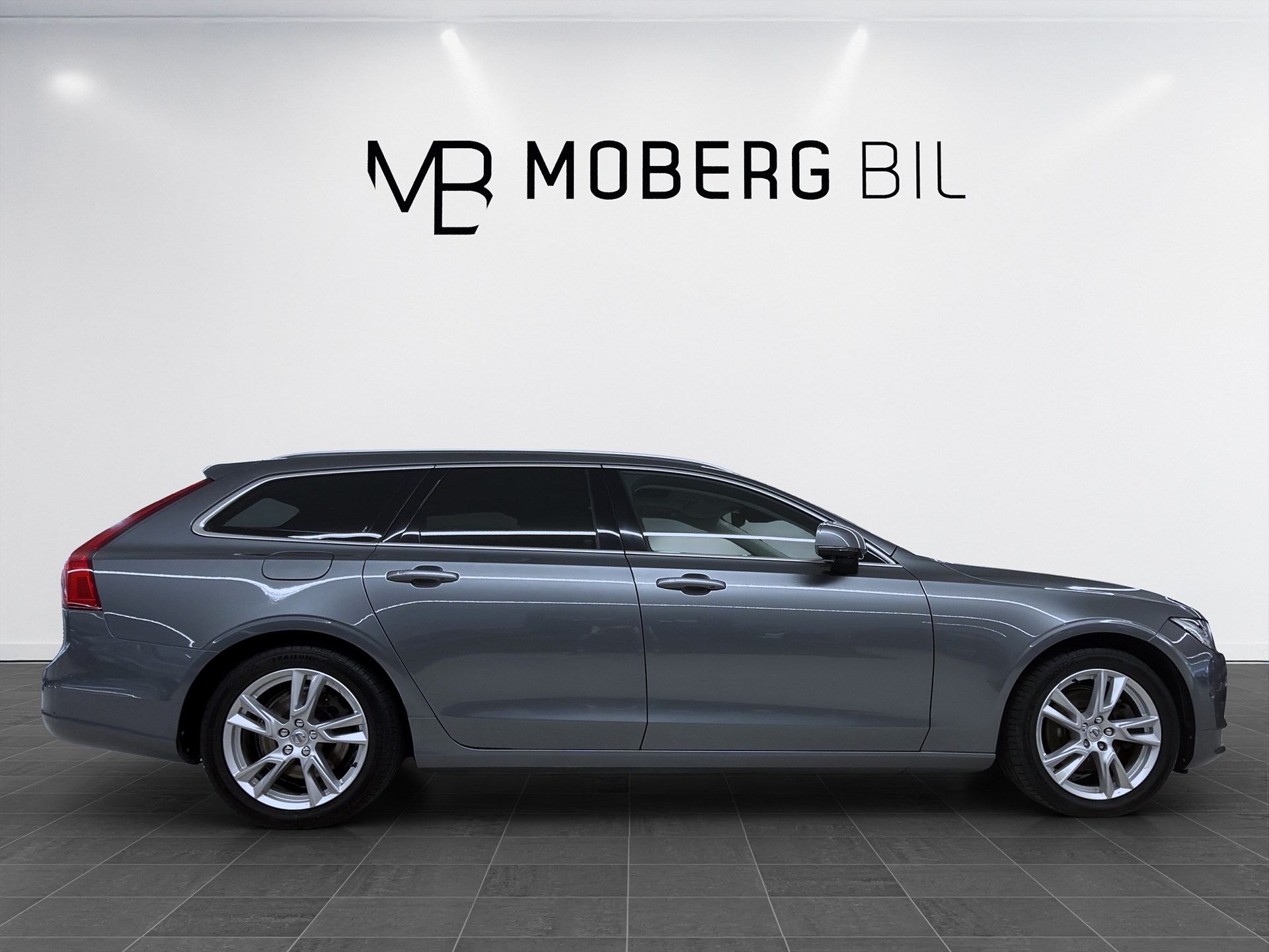 Volvo V90 D5 AWD Momentum Pano HUD Skinn Värmare Drag