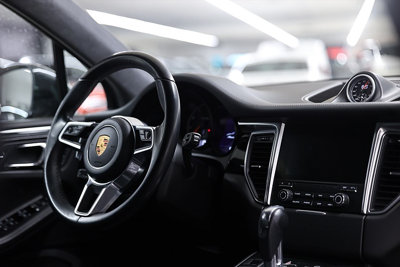 Porsche Macan Turbo Performance 441hk Sport Chrono BOSE Drag