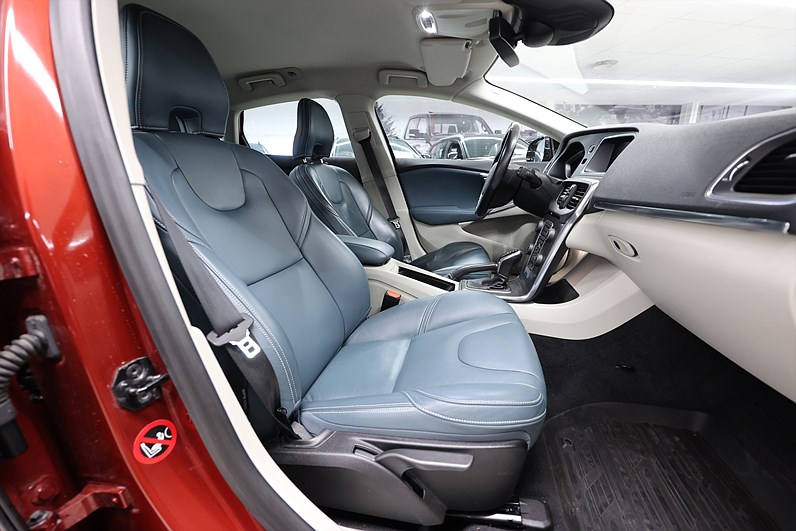 Volvo V40 D3 150hk Aut Summum Teknik Pkt Skinn Värmare