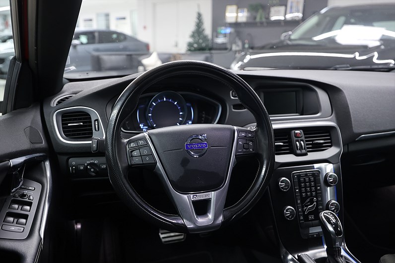 Volvo V40 D2 120hk R-Design Pano PDC Drag Värmare