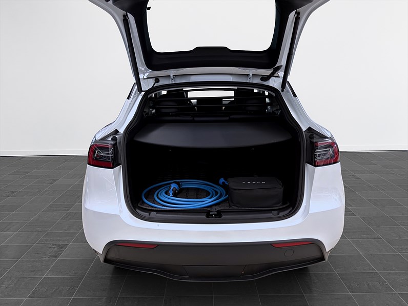 Tesla Model Y Long Range AWD 514hk Pano Drag Läder Navi