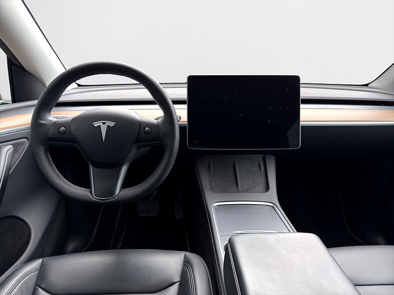 Tesla Model Y Long Range AWD 514hk Pano Läder Navi B-Kamera
