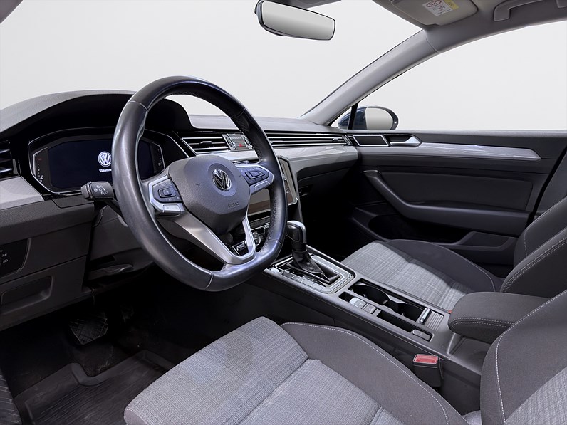 Volkswagen Passat SC 1.5 TSI 150hk R-Line Executive Navi Drag B-Kamera