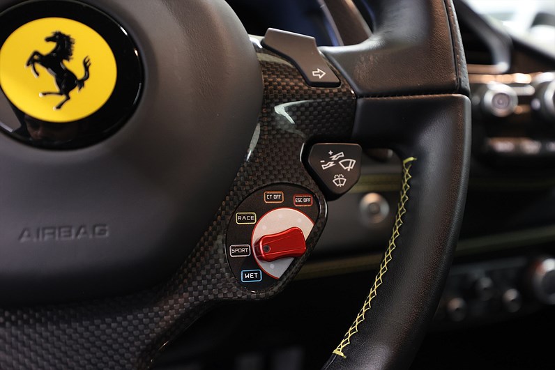 Ferrari 488 GTB 3.9 V8 670hk Kolfiber Giallo Svensksåld