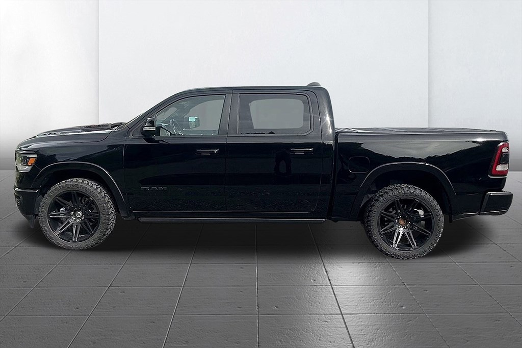 RAM 1500 Laramie Night Crew Cab 5.7 V8 HEMI 4x4 Drag 360° Skinn MOMS 395hk – bild 7 av 13