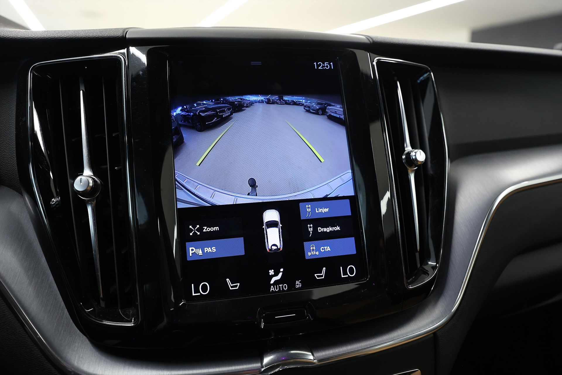 Volvo XC60 T5 250hk Momentum Keyless Läder Navi Värmare B-Kamera