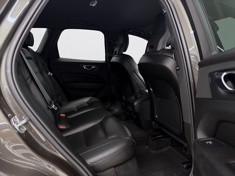 Volvo XC60 B4 AWD 197hk Momentum Adv Drag B-Kamera Läder