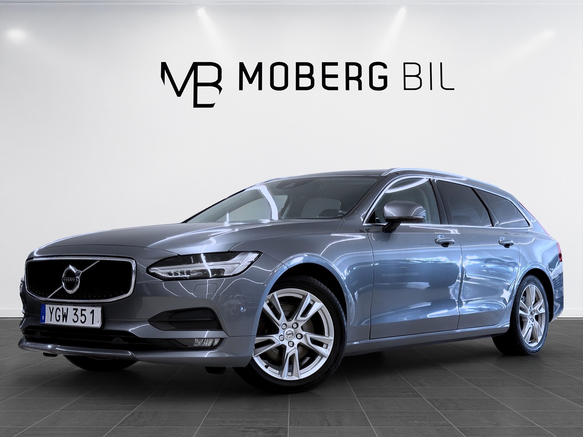 Volvo V90 D5 AWD Momentum Pano HUD Skinn Värmare Drag