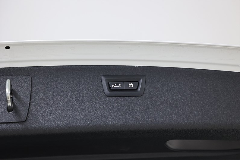 BMW 320d xDrive Touring 190hk *Hjulkampanj!* M Sport Pano HUD H/K Keyless Drag