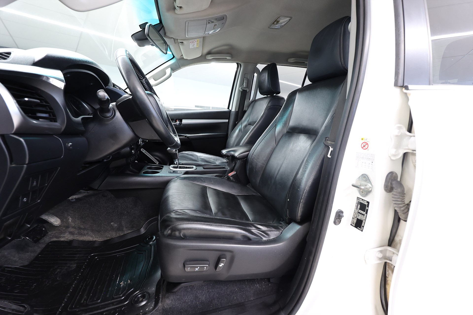 Toyota Hilux 2.4 AWD 150hk Drag B-kamera Värmare Skinn MOMS