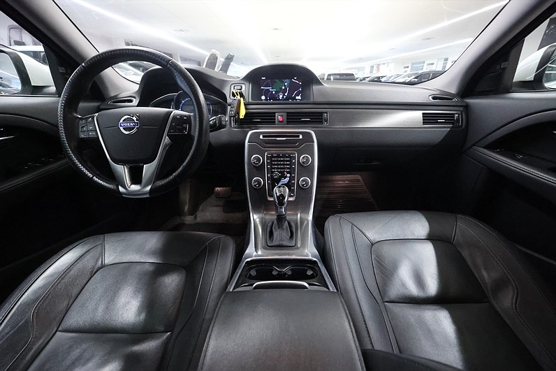 Volvo V70 D4 181hk Summum Lucka Läder Navi Drag PDC