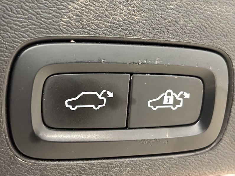 Volvo XC60 Recharge T6 350hk AWD Plus Dark Edt Pano 360 Drag Navi