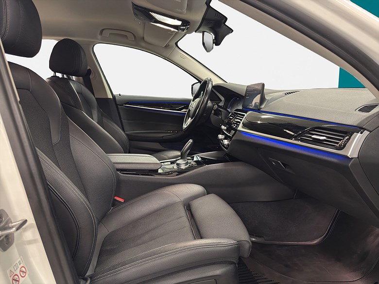 BMW 530e xDrive, Sportline, 2 brukare, Nyservad 2020, vit – bild 20 av 23, begagnad hos Niber i Järfälla