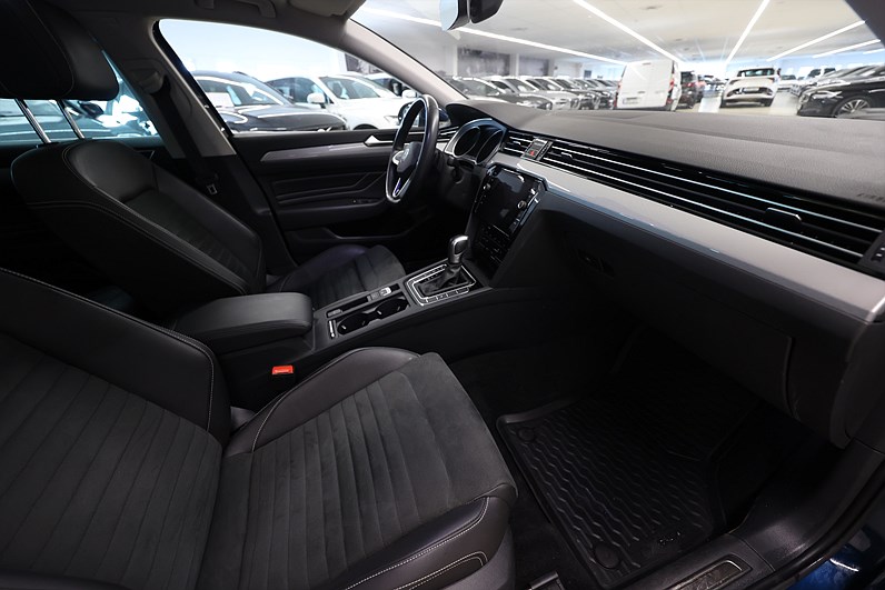 Volkswagen Passat Sportscombi GTE 218hk Pano Navi B-kamera Drag