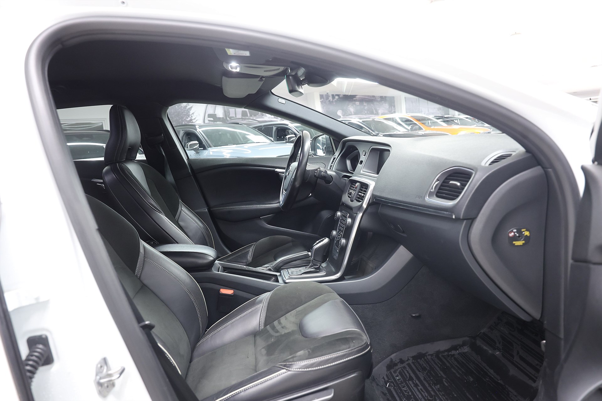 Volvo V40 D2 120hk R-Design PDC LED Farth Bluetooth