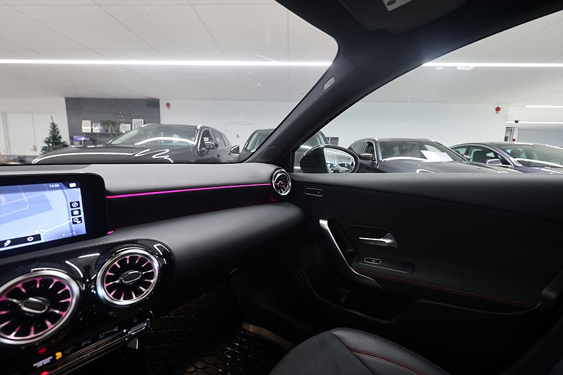 Mercedes-Benz A 250 e 218hk AMG Line Pano Värmare Keyless