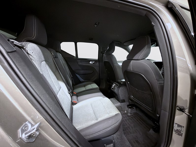 Volvo XC40 B4 AWD 197hk Momentum Navi CarPlay Drag B-Kamera
