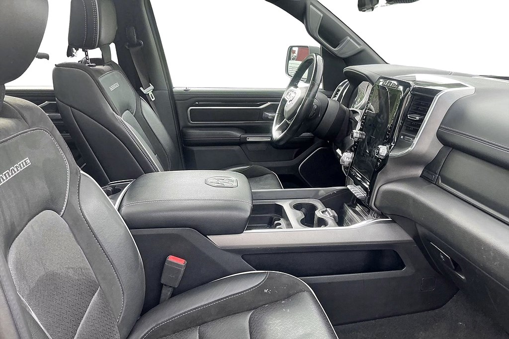 RAM 1500 Laramie Night Crew Cab 5.7 V8 HEMI 4x4 Drag 360° Skinn MOMS 395hk – bild 8 av 13