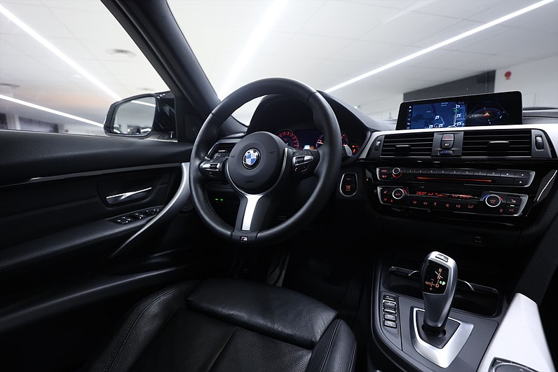 BMW 320d xDrive Touring 190hk *Hjulkampanj!* M Sport Pano HUD H/K Keyless Drag