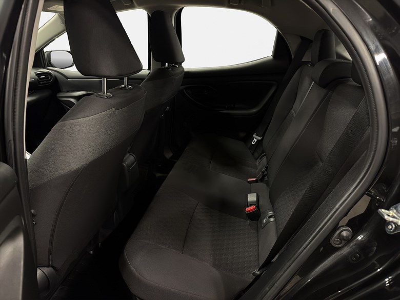 Toyota Yaris 1.5 Hybrid Backkamera ACC Rattvärme, MOMS 2024, svart – bild 15 av 20, begagnad hos Niber i Järfälla