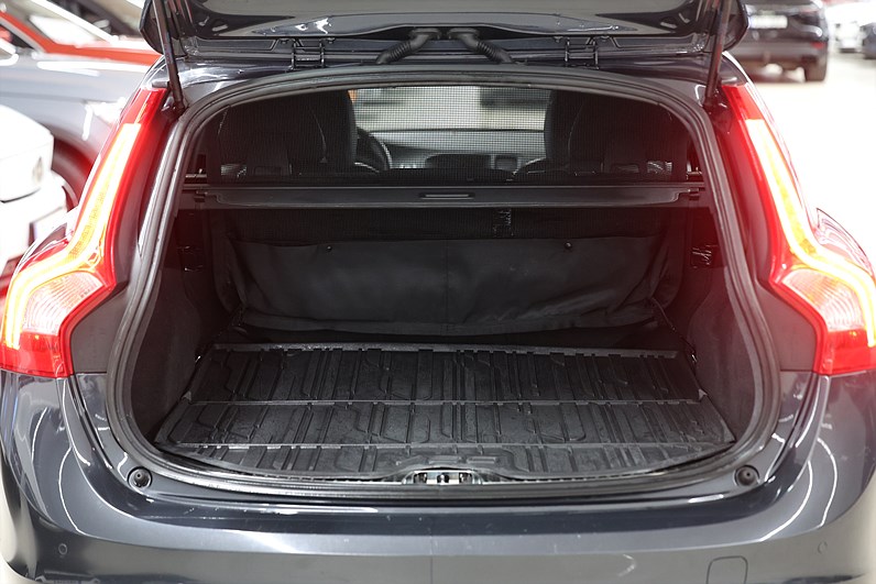 Volvo V60 D4 190hk *Hjulkampanj!* Momentum Värmare