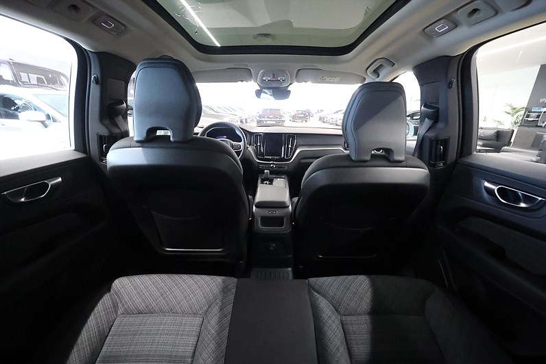 Volvo XC60 Recharge T6 AWD 350hk Core Pano Keyless Navi Drag