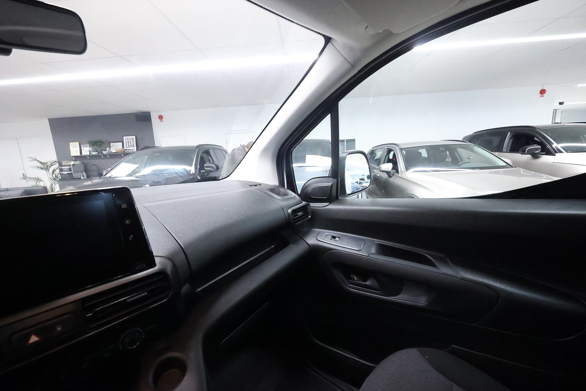 Peugeot e-Partner 136hk L2 V-inrett Drag Värmare Navi MOMS