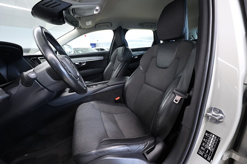 Volvo V90 Cross Country D4 AWD Momentum B-kamera Keyless MOMS
