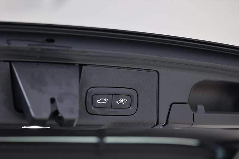 Volvo XC60 Recharge T6 AWD 340hk Momentum Pano Drag